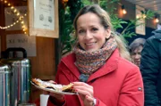 Moderatorin Tamina Kallert beim Waffelessen auf dem Weihnachtsmarkt im Wildwald Arnsberg-Vosswinkel.