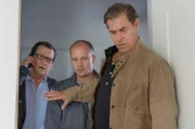 Lars Englen (Ingo Naujoks), Hendrik Möller (Max Hoppe) und Finn Kiesewetter (Sven Martinek, v.l.n.r.) betreten die Wohnung der ermordeten Frau.