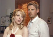 Rosalie (Natalie Alison, l.) ist entsetzt, als Felix (Martin Gruber, r.) die Hochzeit einfach platzen l%sst.