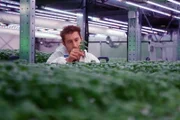 NZZ Format
Brauchen wir Vertical Farming? - Wie Hightech-Gemüsefabriken die Welt retten wollen
Yasai-Gründer Mark Zahran begutachtet seine Vertical Farming-Pflanzen.
SRF/NZZ Format
