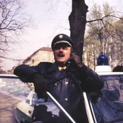 Ein "Häusl" (ein öffentliches WC) ist in die Luft gesprengt worden. Als Polizeikommissar Schöninger (Walter Sedlmayr) am Ort der Tat erscheint, muß er noch einen Anschlag vermuten.