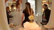 Rocco (Mario Giallini) besucht Nora (Francesca Cavallin, Mitte) in ihrem Geschäft für Brautmoden.