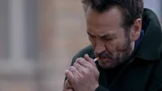 Vice-Questore Rocco Schiavone (Mario Giallini) mit der unvermeidlichen Zigarette...