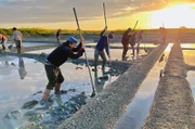 Die berühmten Salzgärten von Noirmoutier müssen jedes Frühjahr mühsam gereinigt und instand gesetzt werden. Saunier – Salzbauer – ist ein körperlich anstrengender Beruf, der ohne moderne Technik auskommen muss.
