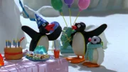 Guetnachtgschichtli Pingu Staffel 6 Folge 8 Pingu – Pingu und das Geschenk Pingu mit seiner Schwester an der Geburtstagsfeier.  Copyright: SRF/Joker Inc., d.b.a., The Pygos Group