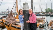 Moderatorin Andrea Grießmann mit Guide und ehemaligen Fischer Jan van Urk im Hafen der Ortschaft Urk auf Flevoland. Der Ort Urk war vor der Einpolderung eine Insel.