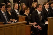 Die Freunde stehen Marshall bei der Beerdigung seines Vaters zur Seite: Ted (Josh Radnor, l.), Marshall (Jason Segel, 3.v.r.), Barney (Neil Patrick Harris, 3.v.l.), Lily (Alyson Hannigan, 5.v.r.) und Robin (Cobie Smulders, 2.v.l.) ...
