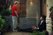 Jake (Angus T. Jones, l.) trifft auf seinen Onkel Charlie (Charlie Sheen, r.) vor der Haustür und bemerkt, dass irgendetwas mit ihm nicht stimmt ...