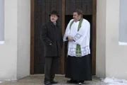 Bürgermeister Schattenhofer (Werner Rom, links) beglückwünscht Pfarrer Neuner (Peter Rappenglück) zu seiner Predigt.
