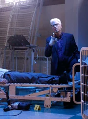 D.B. Russell (Ted Danson) hofft am Tatort eine vielversprechende Spur zu finden, die ihn und das Team zu dem brutalen Mörder mit dem Decknamen "Python" führt.