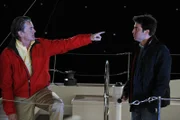 Da Ted (Josh Radnor, r.) nicht weiß, wie Zoeys Ehemann (Kyle MacLachlan, l.) über die neue Freundschaft denkt, nimmt Ted sein Angebot an, mit ihm auf seiner Yacht einen kleinen Abendtörn zu unternehmen - mit überraschenden Folgen ...