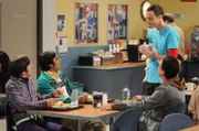 Sheldon (Jim Parsons, 2.v.r.) zeigt seinen Freunden Leonard (Johnny Galecki, r.), Wolowitz (Simon Helberg, l.) und Koothrappali (Kunal Nayyar, 2.v.l.) das Kätzchen, das er sich nach der Trennung von Amy angeschafft hat.