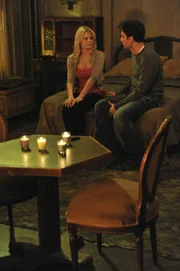Während Barney und Marshall aneinandergeraten, plant Ted (Josh Radnor, r.) ein romantisches Wochenende mit Zoey (Jennifer Morrison, l.) ...