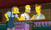 Homer (M.) versucht krampfhaft, sich mit seinem coolen neuen Kollegen, dem Sicherheitsmann Wayne (r.), anzufreunden. Der ist allerdings äußerst zurückhaltend und interessiert sich nicht für neue Bekanntschaften. Schließlich gelingt es Homer, Wayne zu einem Bier bei Moe (l.) zu überreden ...