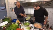 Frank Rosin (l.) gibt seinem neuesten Schützling ein Kochcoaching und zeigt ihm, wie man richtig gute Mettburger und Cesar Salads macht ...