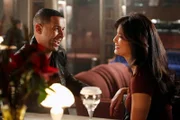 Javier Esposito (Jon Huertas, l.) lädt Scarlet Jones (Kelly Hu, r.) zu einem Drink ein, um sich bei ihr für sein Verhalten zu entschuldigen ...