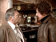 Der Polizist Ed Maloney (Norman Allen, li.) wird von einem merkwürdigen Mann (George Peppard, re.) in einer Bar angesprochen...