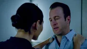 Ein Albtraum für den unter Klaustrophobie leidenden Danny (Scott Caan, r.): Er sitz zusammen mit Dr. Shaw (Amanda Setton, l.) und einer Leiche im Aufzug fest ...