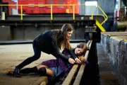 Kim KrĂĽger (Katja Woywood, l.) entdeckt ihre an Schienen angekettete Nichte Hanna (Zoe Moore) und versucht sie in letzter Sekunde vor dem herannahenden Rangierwagen zu retten...