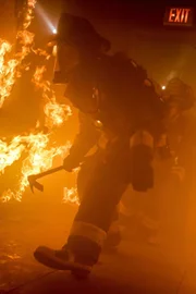 Matthew Casey (Jesse Spencer) muss durch lodernde Flammen. Setzt er dabei sein Leben aufs Spiel?