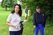 Die Immobilienmaklerin Jenny Winter (Barbara Wussow, l.) versucht sich beim Golfen wieder bei Wöller (Fritz Wepper, r.) einzuschmeicheln. Im HG Wöllers Referent Alex Rauscher (Jakob Geßner),