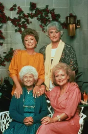 Die vier goldenen Mädels: Dorothy (Bea Arthur, v.l.), Rose (Betty White, h.r.), Blanche (Rue McClanahan, h.l.) und Sophia (Estelle Getty).