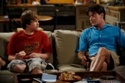 L-R: Jake (August T. Jones) und Charlie (Charlie Sheen)