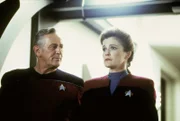 Kathryn Janeway (Kate Mulgrew) und Admiral Janeway bzw. Fremde Präsenz (Len Cariou).
