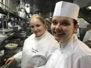Küchenchefin Tamara Richter (links) und ihr neuer Schützling, Küchenpraktikantin Steffi Gehrlein in der Bordküche der "Grand Lady".