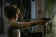 Auf wen hat Det. Lilly Rush (Kathryn Morris) sie Waffe gerichtet? Hat sie den wahren Täter im Visier?