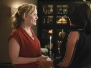 Während Catherine, Jackson und April den Tag in der Bar ausklingen lassen, treffen Callie (Sara Ramirez, r.) und Arizona (Jessica Capshaw, l.) auf Teddys Dinner-Party eine Abmachung ...