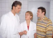 Schwanger! Schmidt (Walter Sittler, l.) und Tim (Oliver Reinhard) erfahren von Nikola (Mariele Millowitsch), dass der Schwangerschaftstest positiv ausgefallen ist.