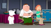 Während Peter (M.) und Lois (r.) dauerhaft mit Stewie üben und ihn ständig zu Castings schicken, sieht Brian (l.) das Ganze überaus kritisch und sieht sich gezwungen, was dagegen zu tun ...