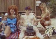 Obwohl er mit Peggy (Katey Sagal, li.) am Strand ist, läßt Al (Ed O'Neill) keine Gelegenheit aus, mit anderen Frauen zu flirten.