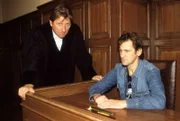 Kampen (Ingo Naujoks) wird auf der Anklagebank von Brunner (Michael Fitz) mit den Beweisen der Staatswaltschaft konfrontiert.