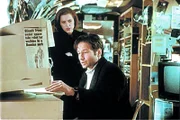 Dana Scully (Gillian Anderson) ist skeptisch, als Fox Mulder (David Duchovny) den Flugzeugabsturz auf eine Begegnung der dritten Art zurückführt.