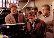 Der Ausbilder Rose (Vic Polizos, r.) zeigt Steve (Barry Van Dyke, M.) und Jesse (Charlie Schlatter, l.) einen Motor, der von einem Lehrling, der des Mordes verdächtigt und gesucht wird, zusammengebaut wurde.