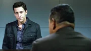 Cliff Rainier (T.J. Power, l.) wird von Julio Sanchez (Raymond Cruz) befragt.