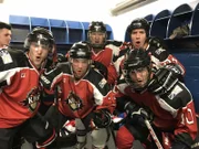 Die Breakdance-Truppe DDC Breakdance besucht in Corner Brook, Neufundland, Kanada das Eishockey-Team Minor Brooks Hockey, wo sie mit den 12-17-jährigen Jungs und Mädels trainieren dürfen.