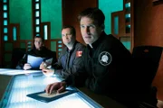 Während Daniel (Michael Shanks, l.) nach der Waffe gegen die Ori sucht, will Mitchell (Ben Browder, r.) das Stargate der Ori zerstören. Dr. McKay (David Hewlett, M.) ist von Mitchells Idee alles andere als begeistert ...
