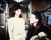 Lori (Carrie Wells, l.) und ihre Mutter (Trish Van Devere, r.) in der luxuriösen Garderobe des Kinderstars ...