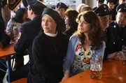 Schwester Hanna (Janina Hartwig, l) begleitet Franziska Obermaier (Bianca Hein, r.) zur Einweihungsfeier des neuen Löschzuges der Feuerwehr. Sie sind gespannt, ob Andreas kommt.