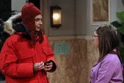 Leonard stellt fest, dass er der Einzige ohne Freundin ist, während Sheldon (Jim Parsons, l.) Amy (Mayim Bialik, r.) loswerden möchte, weil er ihre Mutter kennenlernen soll ...