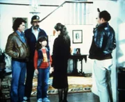 Jonathan (Michael Landon, l.) und Mark (Victor French, 2.v.l.) bringen die Ausreißerin Lori (Carrie Wells, M.) nach Hause.