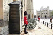 Gardist vor dem Tower of London.