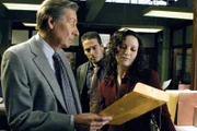 Die Detectives Lennie Briscoe (Jerry Orbach, l.) und Hector Salazar (Kirk Acevedo) mit Staatsanwältin Tracey Kibre (Bebe Neuwirth)
