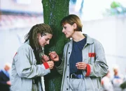 Jule (Anke Rähm, li.), mittlerweile erneut drogenabhängig, kauft Stoff bei Mona (Anja Beatrice Kaul), die deren Sucht brutal ausnutzt.