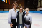 Checker Tobi (Mitte) mit dem Eiskunstlaufpaar Annabelle Prölß und Ruben Blommaert