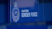 Die Grenzbeamten in Melbourne werden auf einen Kolumbianer aufmerksam gemacht, dessen Koffer mit einer weißen Substanz gefüllt ist.