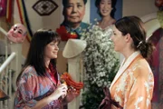 Als Trost für die geplatzte Asienreise verwandelt Lorelai (Lauren Graham, r.) das Haus für ihre Tochter Rory (Alexis Bledel, l.) in einen asiatischen Tempel ...